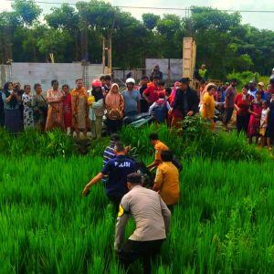 Nekat Terobos Perlintasan, Pengendara Motor Tertemper KA Brantas di Kediri