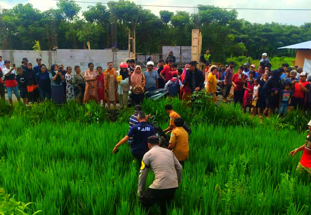 Nekat Terobos Perlintasan, Pengendara Motor Tertemper KA Brantas di Kediri