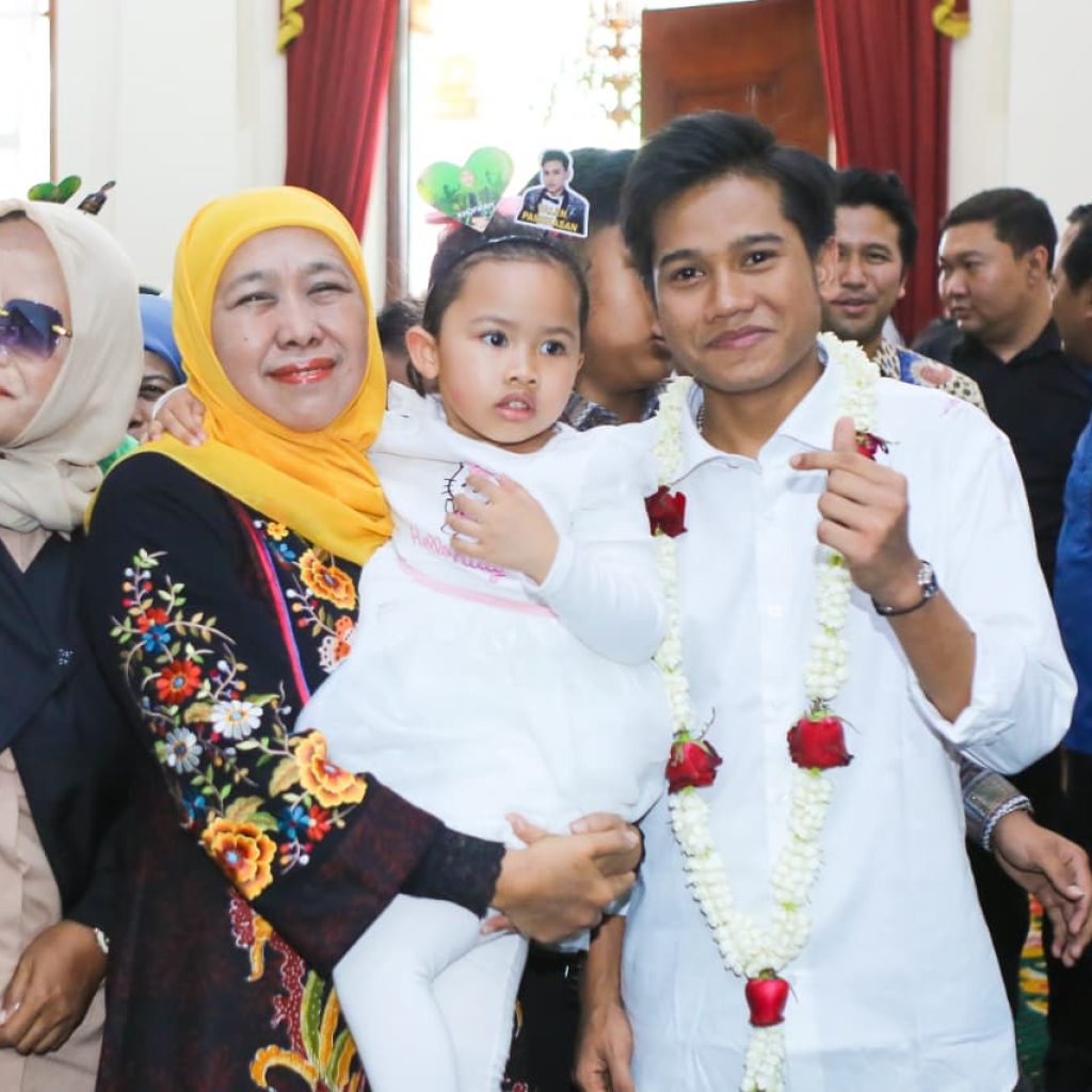 Khofifah – Emil dan Masyarakat Sambut Antusias Sang Juara D’Academy7 Valen Akbar