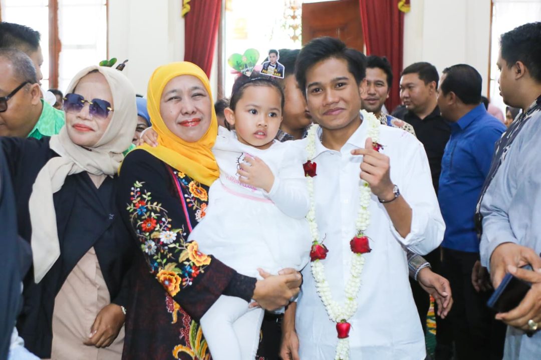 Khofifah – Emil dan Masyarakat Sambut Antusias Sang Juara D’Academy7 Valen Akbar