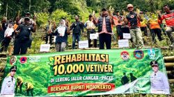 Antisipasi Longsor  Jalur Wisata Tahura Cangar BPBD Kab. Mojokerto Tanam 10.000 Bibit Vetiver 