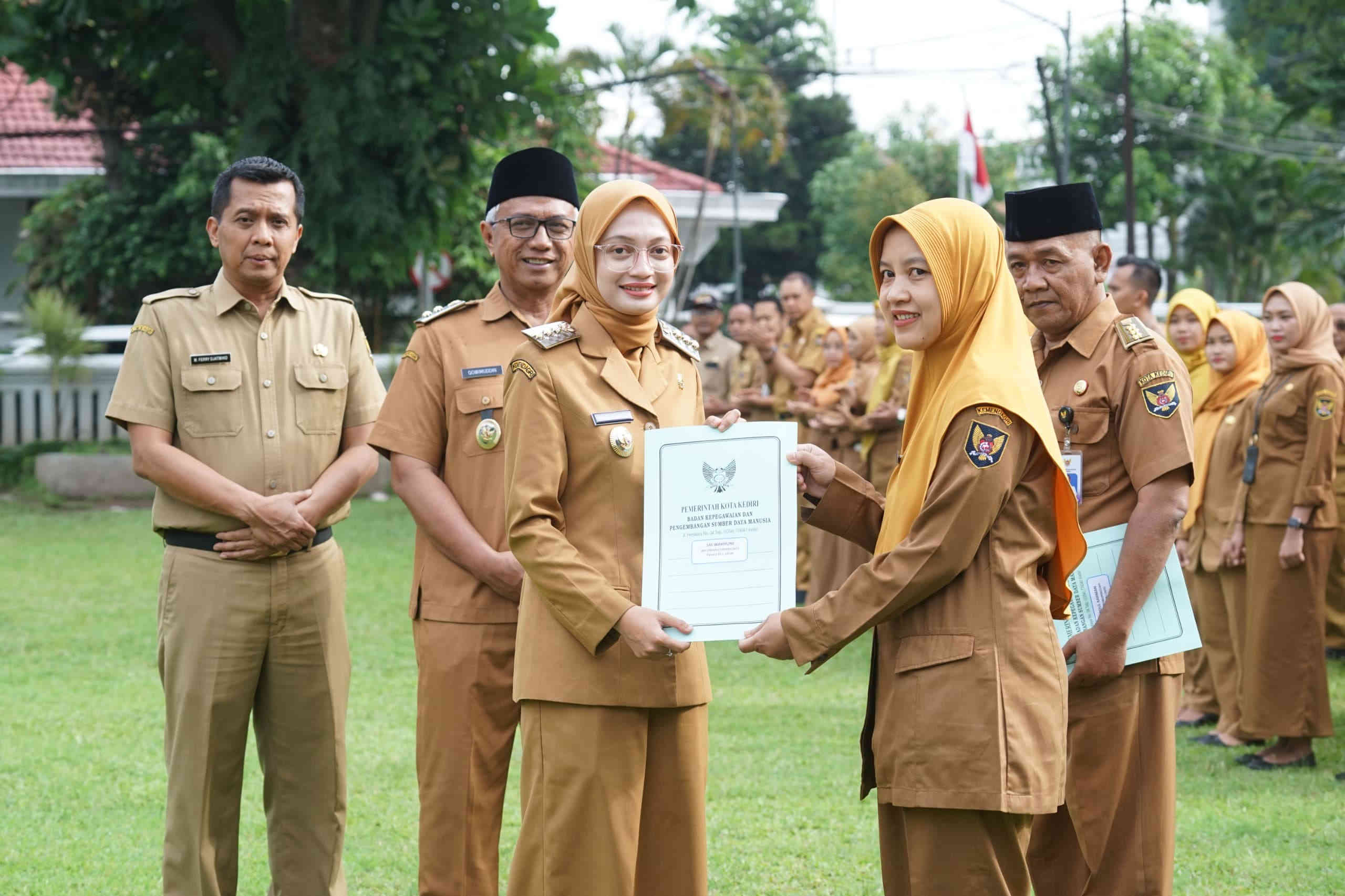 18 PNS Terima SK Kenaikan Pangkat, Mbak Wali Tekankan Etika dan Keseragaman Layanan