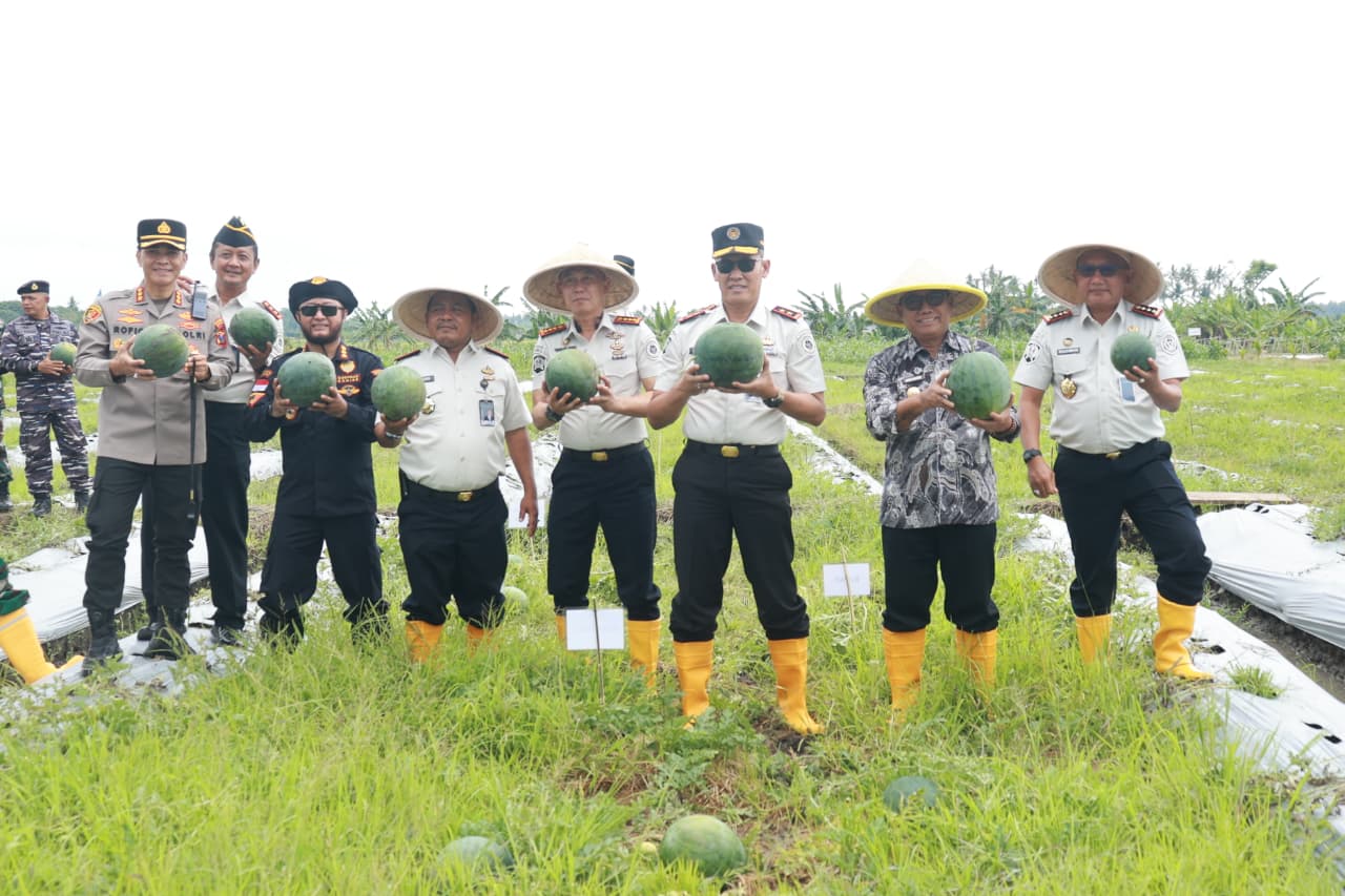 Wabup Banyuwangi dan Kalapas Se Jatim Panen Raya Semangka di Lapas