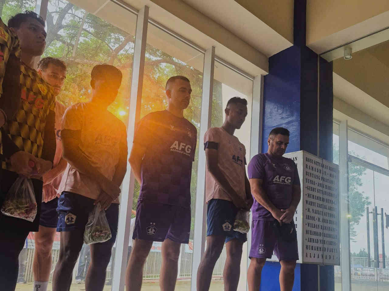 Jelang Arema FC vs Persik Kediri, Skuad Macan Putih Gelar Doa Bersama di Gate 13 Kanjuruhan