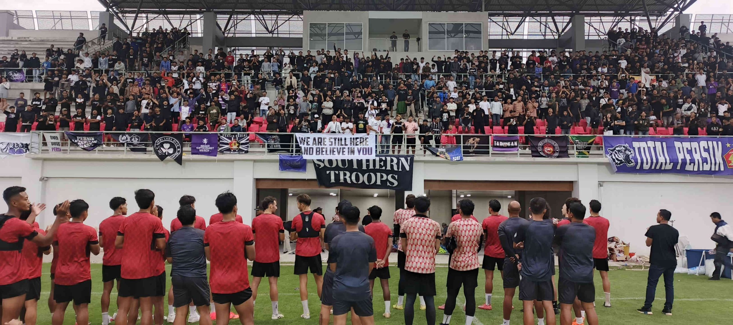 Jelang Laga Gengsi Lawan Arema FC, Persikmania Serbu Latihan Persik Kediri