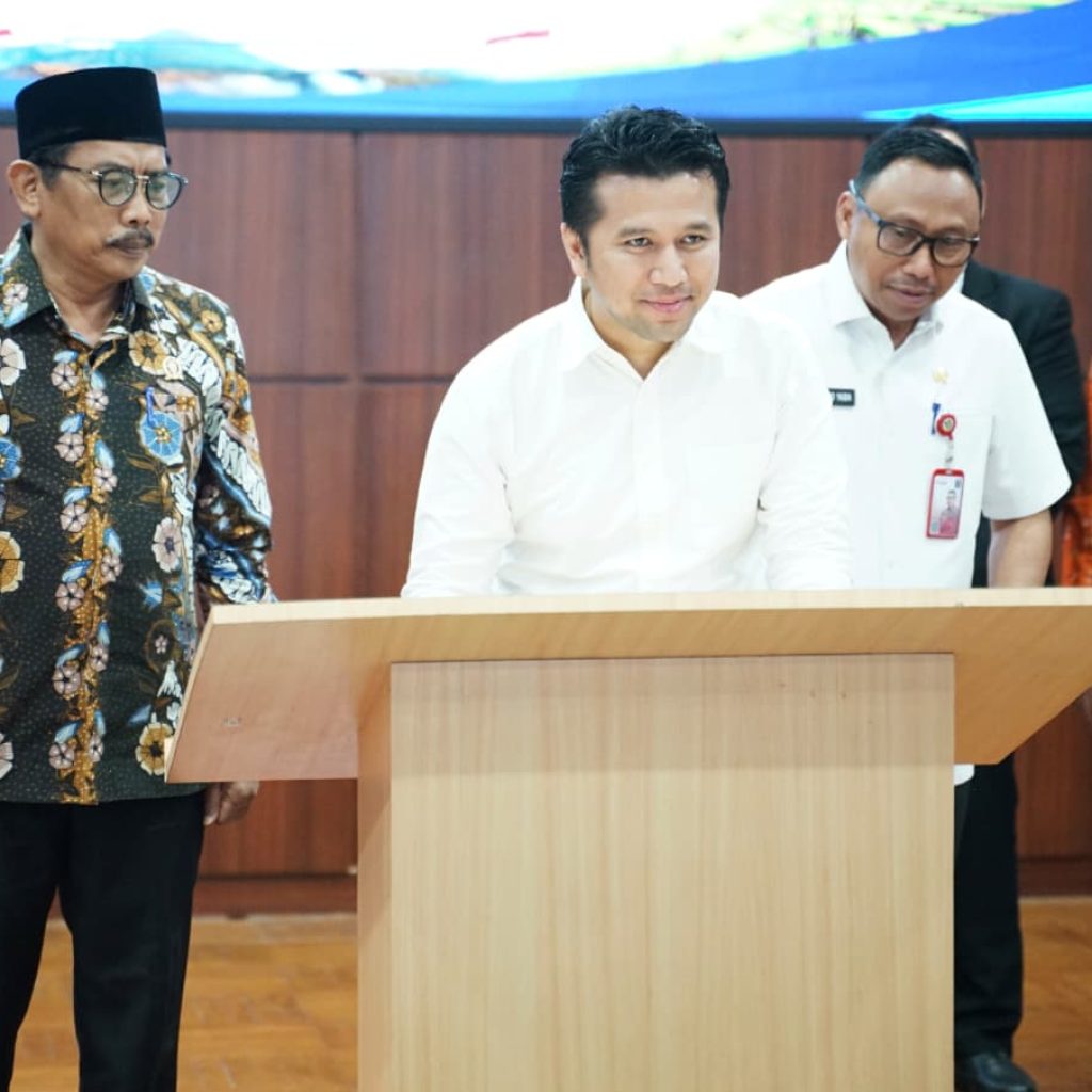 Wagub Emil Turun Langsung Tinjau Normalisasi Sungai Petung