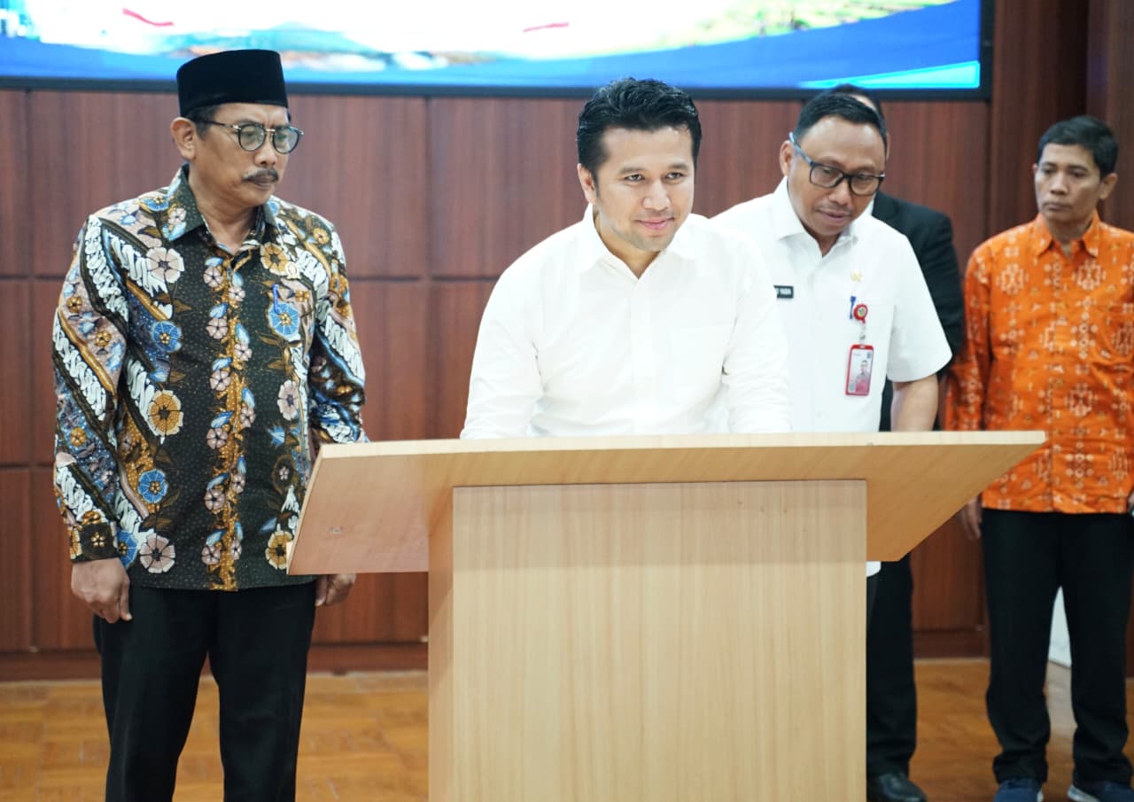 Wagub Emil Turun Langsung Tinjau Normalisasi Sungai Petung