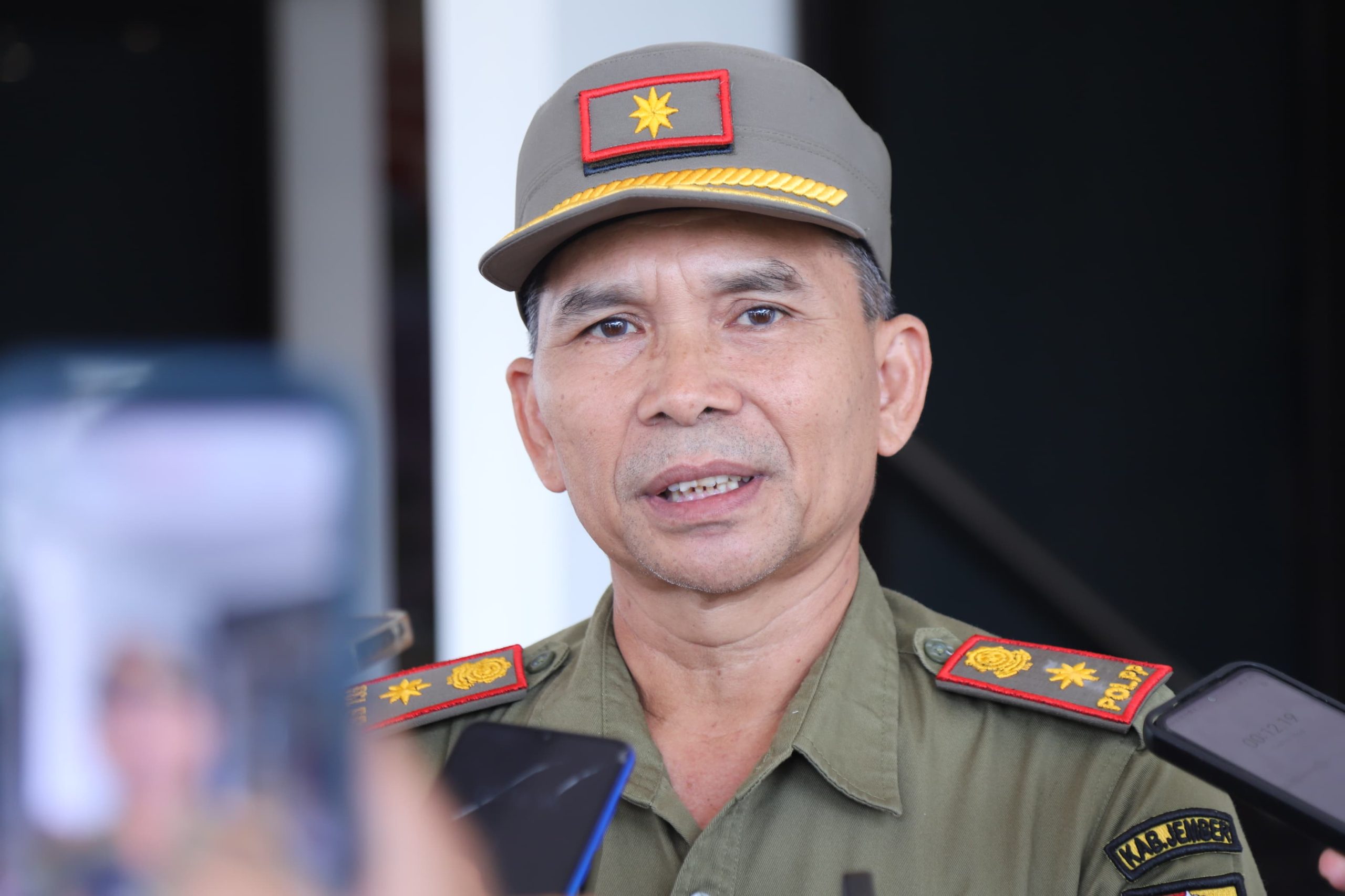 Satgas Infrastruktur dan Tata Ruang Jember Sikat Reklame, Baliho, hingga Spanduk Tak Berizin