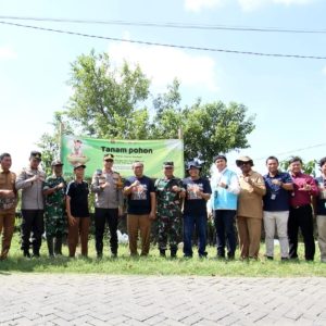 PWI Gresik Bergerak, Ratusan Pohon Produktif Ditanam di Kawasan Banjir Kali Lamong