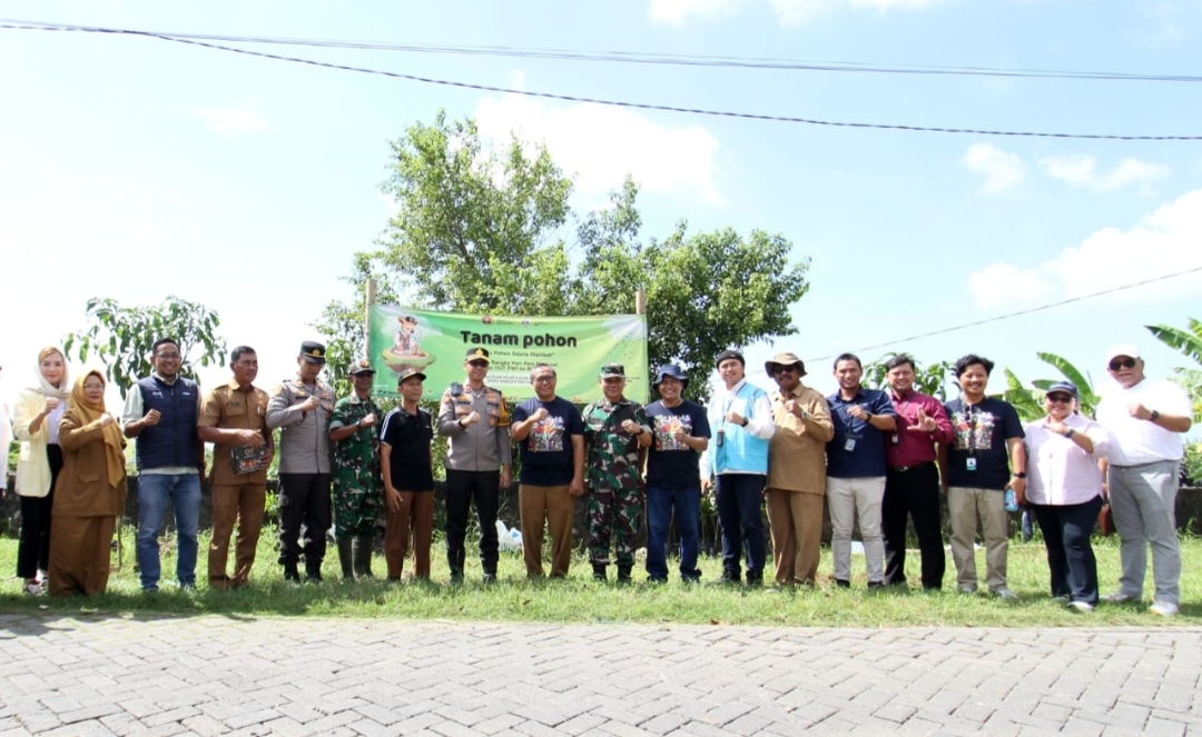 PWI Gresik Bergerak, Ratusan Pohon Produktif Ditanam di Kawasan Banjir Kali Lamong