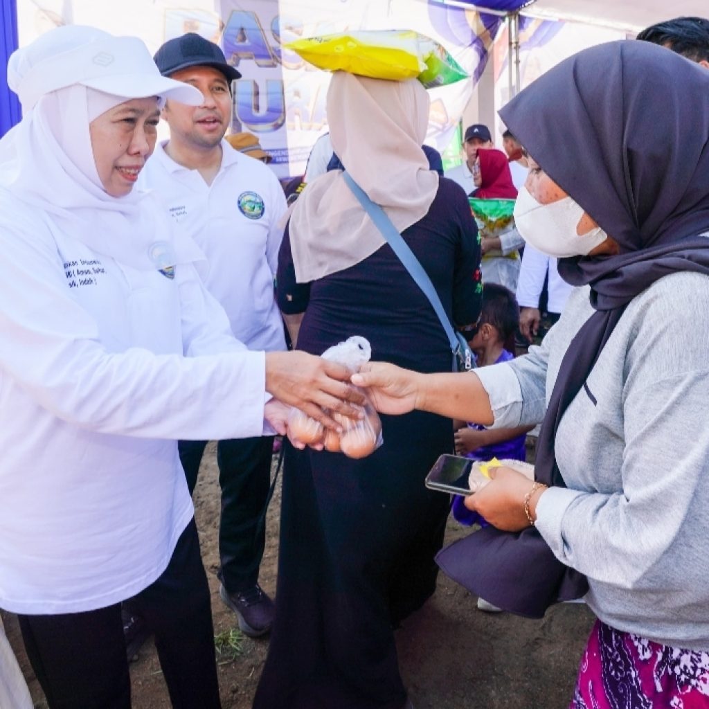 Gubernur Khofifah Gelar Pasar Murah di Tambak Wedi untuk Kendalikan Inflasi Jelang Ramadhan