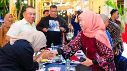 Khofifah Peringati HPN ke-80 Bersama Wartawan Grahadi, Potong Tumpeng di Casebo