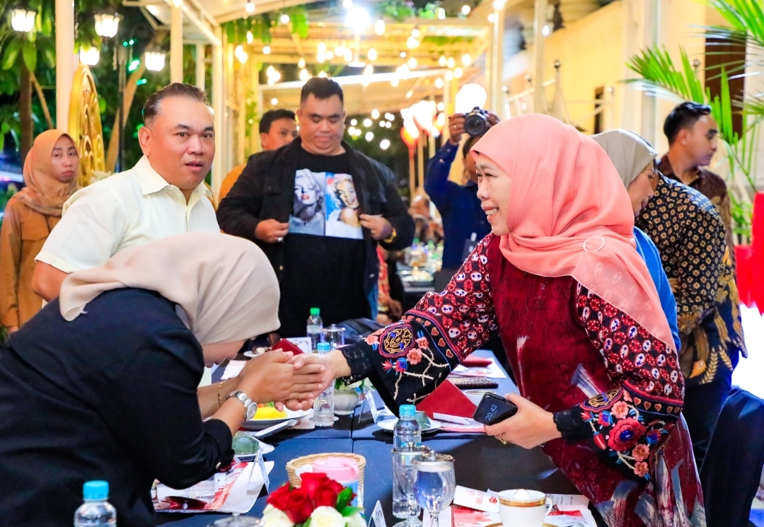 Khofifah Peringati HPN ke-80 Bersama Wartawan Grahadi, Potong Tumpeng di Casebo