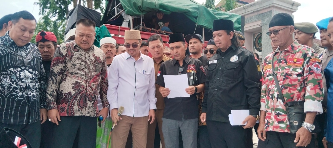 Ratusan Warga Desak DPRD Sidoarjo Mediasi Konflik Bupati dan Wakil Bupati