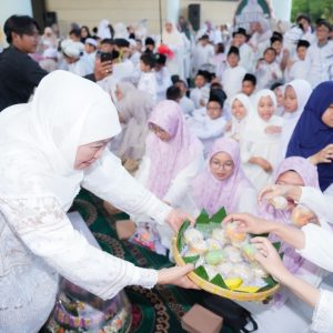 Megengan di Masjid Al Akbar, Khofifah Tekankan Harmoni dan Kepedulian Sosial