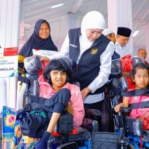 Khofifah Salurkan Rp7,7 Miliar Bansos Tahap I 2026 di Pasuruan