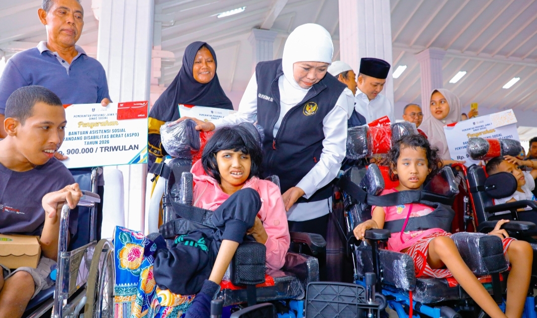 Khofifah Salurkan Rp7,7 Miliar Bansos Tahap I 2026 di Pasuruan