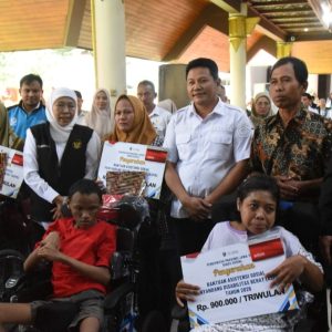 Gubernur Jatim Salurkan Bansos Rp3,016 Miliar, Bupati Subandi Pastikan Tepat Sasaran