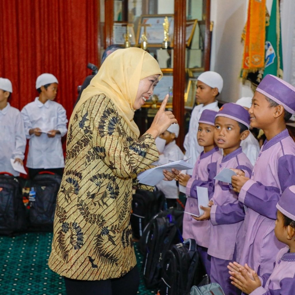 Santunan Anak Yatim dan Ojol Tandai Setahun Kepemimpinan Khofifah – Emil Dardak
