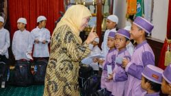 Santunan Anak Yatim dan Ojol Tandai Setahun Kepemimpinan Khofifah – Emil Dardak