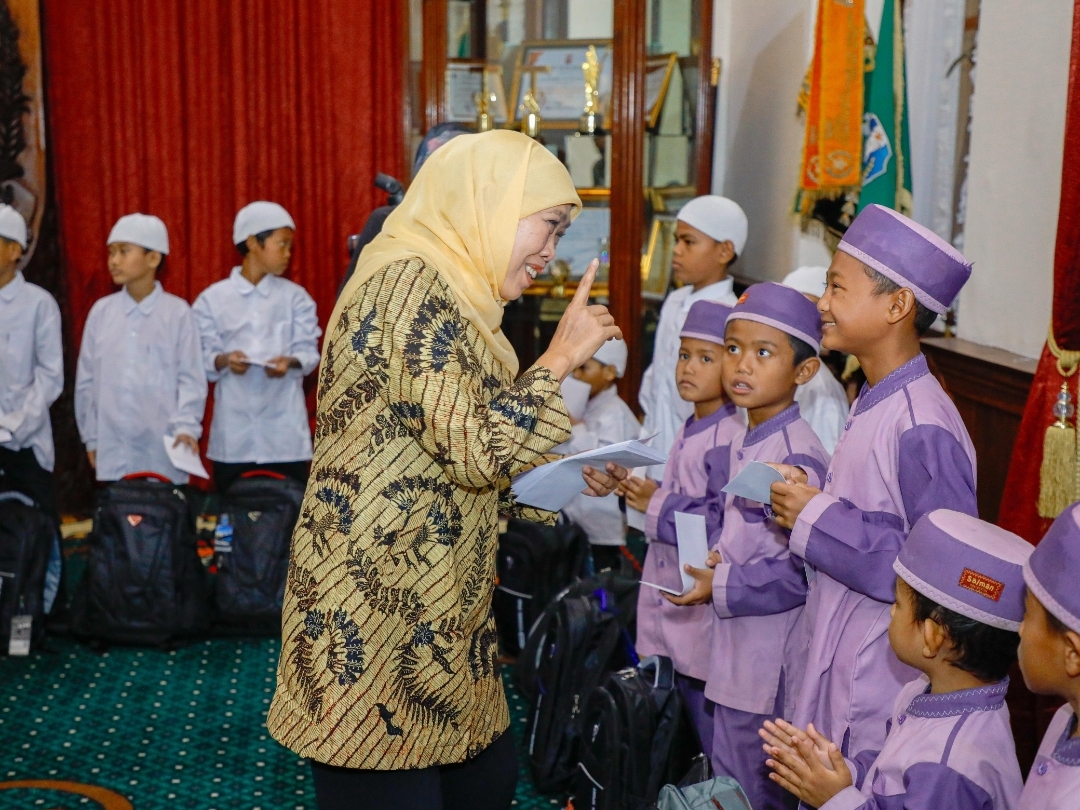 Santunan Anak Yatim dan Ojol Tandai Setahun Kepemimpinan Khofifah – Emil Dardak