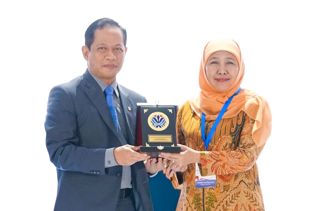Pengelolaan Sampah Terbaik Nasional, Khofifah dan Jatim Borong Penghargaan 2026