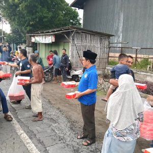 Indahnya Kebersamaan, Ikatan Pelaut Blitar Bagi Takjil kepada Pengguna Jalan dan Masyarakat