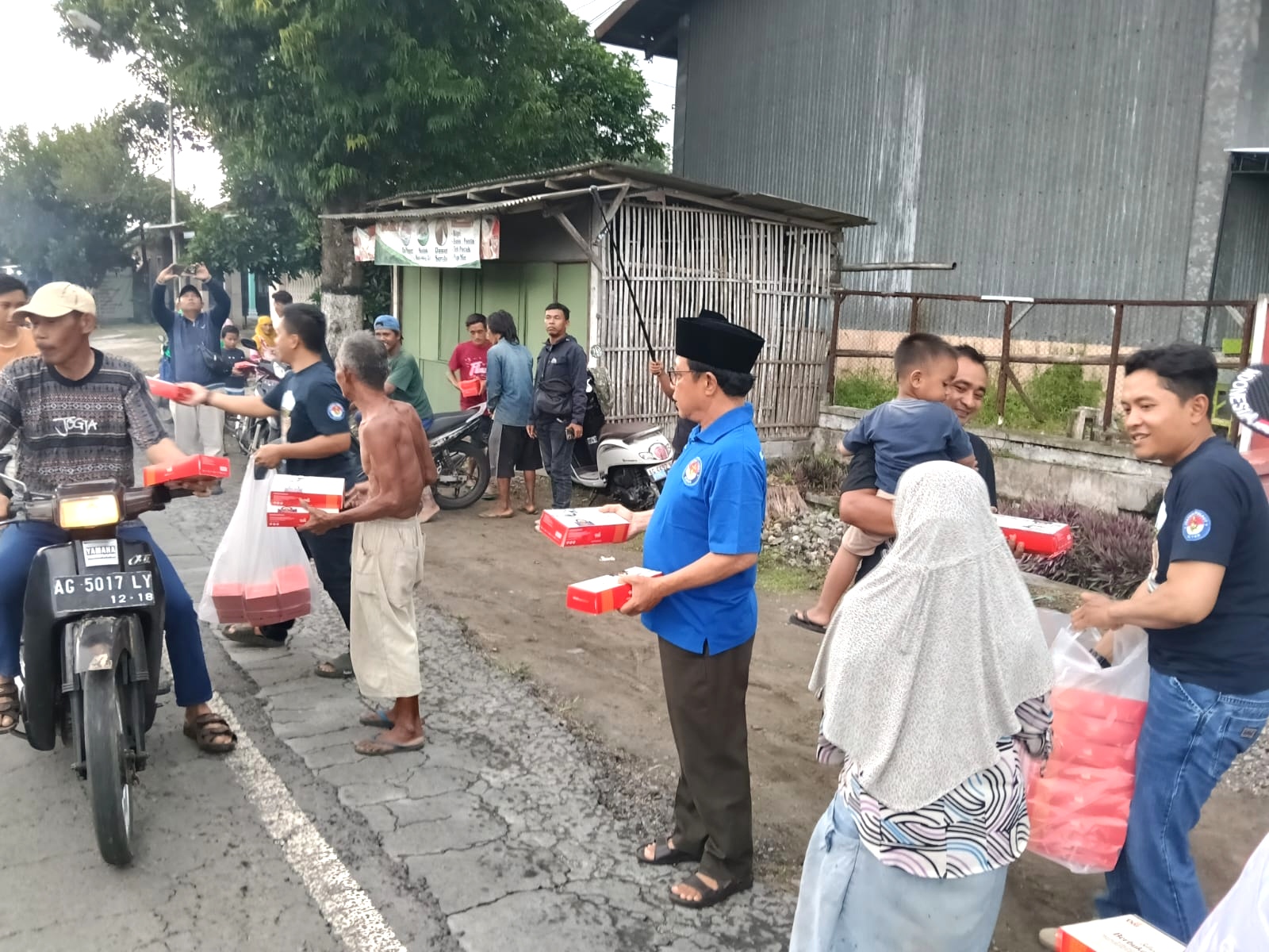 Indahnya Kebersamaan, Ikatan Pelaut Blitar Bagi Takjil kepada Pengguna Jalan dan Masyarakat