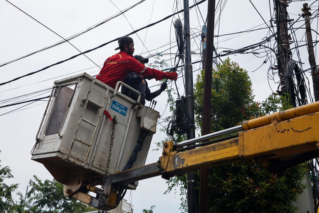 Ditertibkan, Kabel FO Tanpa Izin Buat Semrawut Wajah Kota Surabaya