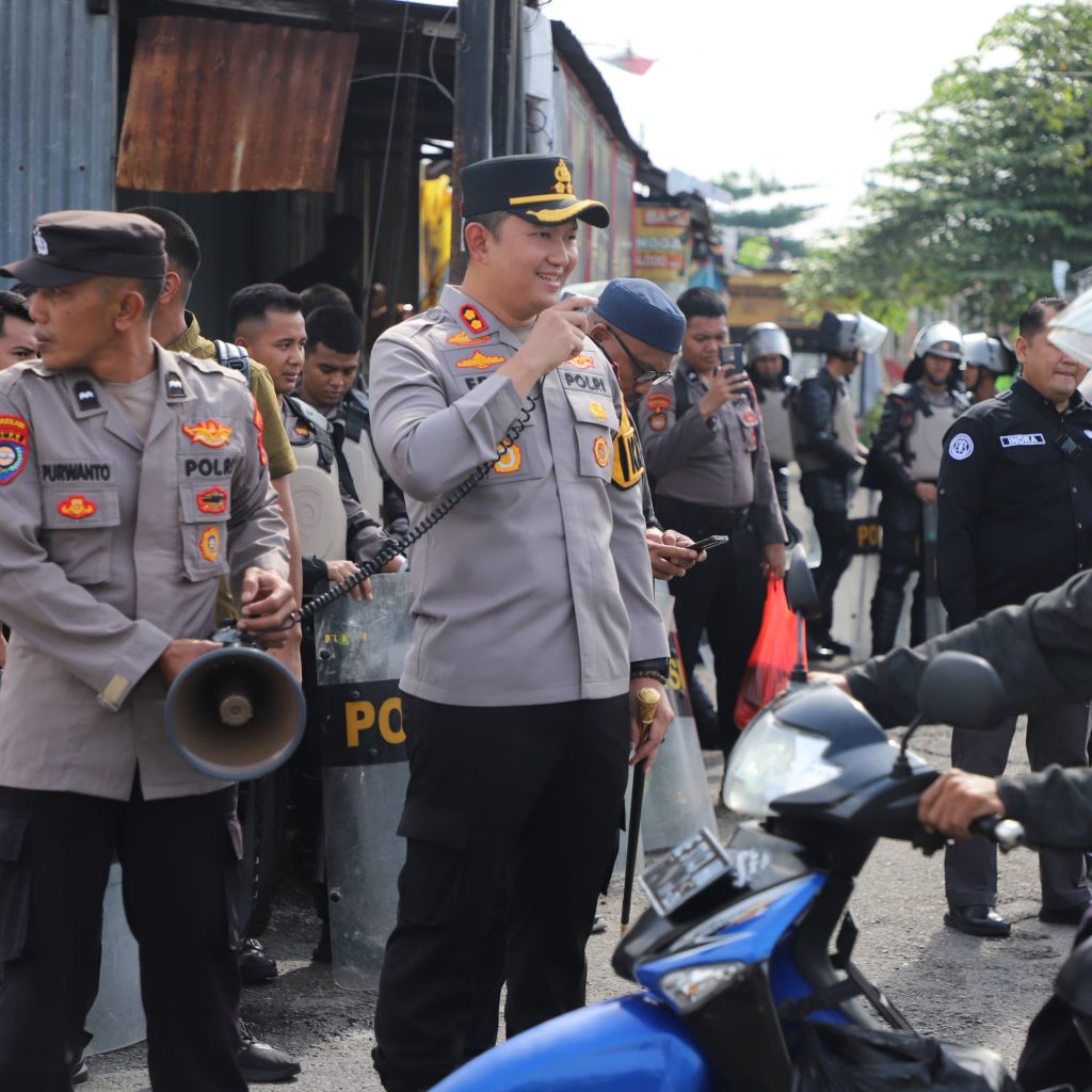 Kerahkan 113 personel Kapolres Magetan Pimpin Langsung Pengamanan Massa di Madigondo Perbatasan Magetan–Madiun