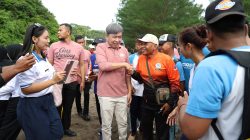 Respon Arahan Presiden, Gus Fawait Pimpin Ribuan Warga Jember Bersihkan Pantai di Jember