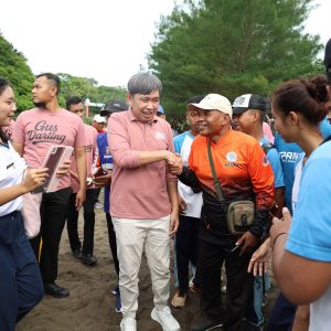 Respon Arahan Presiden, Gus Fawait Pimpin Ribuan Warga Jember Bersihkan Pantai di Jember