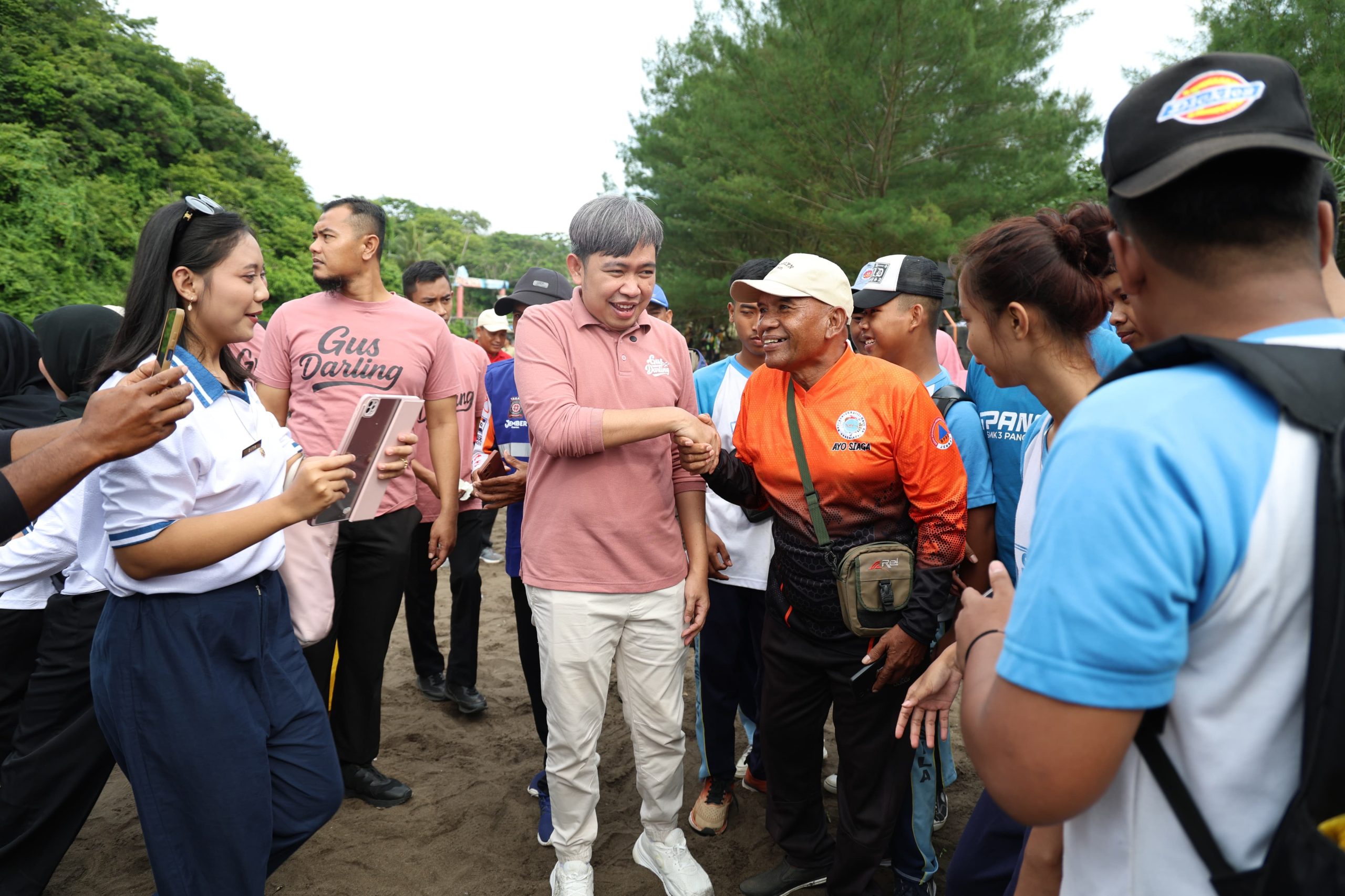 Respon Arahan Presiden, Gus Fawait Pimpin Ribuan Warga Jember Bersihkan Pantai di Jember