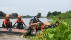 Dukung G-Indonesia ASRI Korem 082/CPYJ & Kodim 0815/Mojokerto Bersihkan Eceng Gondok Kali Brantas 