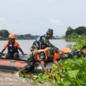 Dukung G-Indonesia ASRI Korem 082/CPYJ & Kodim 0815/Mojokerto Bersihkan Eceng Gondok Kali Brantas 