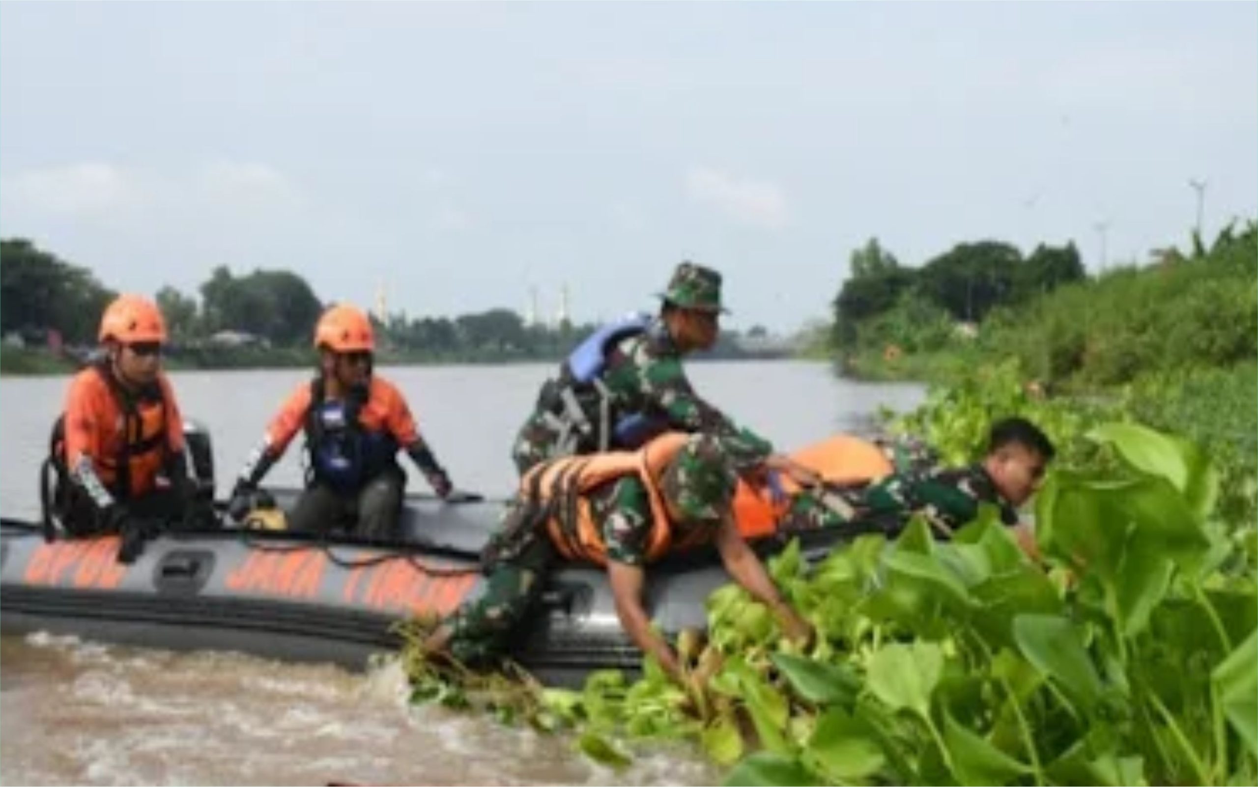 Dukung G-Indonesia ASRI Korem 082/CPYJ & Kodim 0815/Mojokerto Bersihkan Eceng Gondok Kali Brantas 