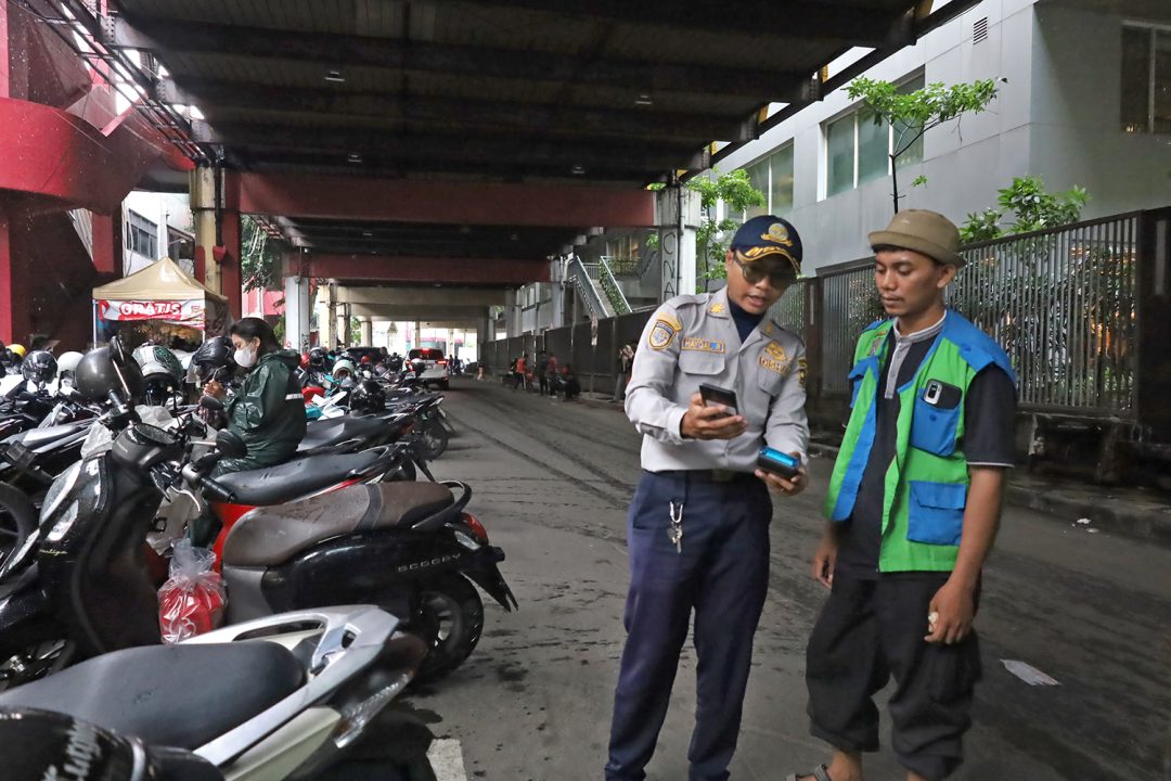 Sistem Parkir Digital Tepi Jalan Umum Surabaya Diperluas