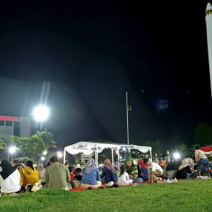 Ngabuburit di Tugu Pahlawan, Bisa Kulineran Sekaligus Belajar Sejarah