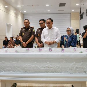Di Rumah Persemayaman Ketua DPRD Surabaya, Eri: Saya Kehilangan Sosok Panutan