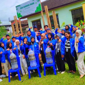 Mahasiswa KKN UNP Kediri Olah Limbah Rumah Tangga Jadi Pupuk dan Media Tanam