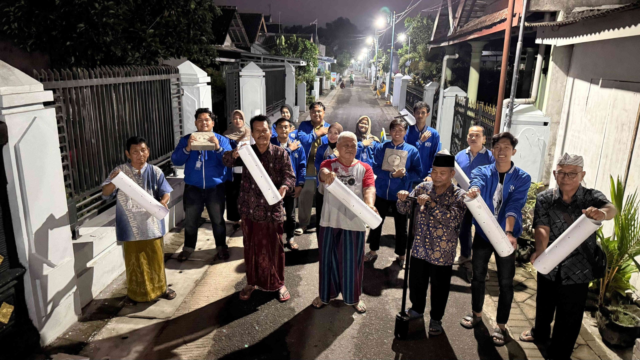 Mahasiswa KKN UNP Kediri Pasang Paving Biopori di Ketami, Targetkan 16 Titik Resapan Tiap RT