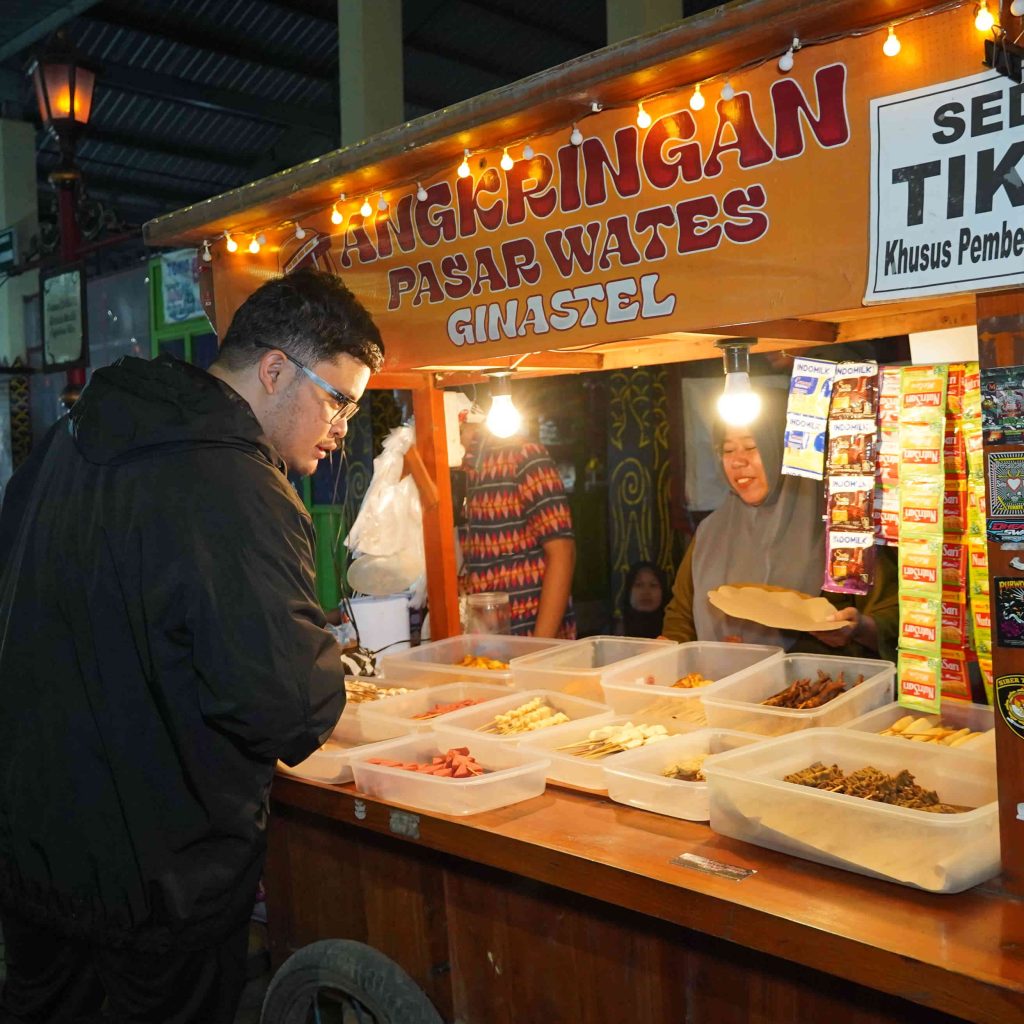 Mas Dhito Kulineran Malam di Pasar Wates, Omset Pedagang Tembus Rp1,5 Juta per Hari