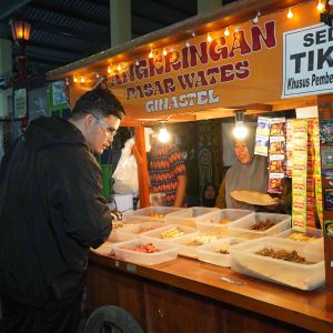 Mas Dhito Kulineran Malam di Pasar Wates, Omset Pedagang Tembus Rp1,5 Juta per Hari