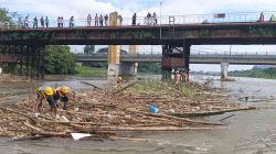 Kondisi Mengkhawatirkan, Pemkot Kediri Bersihkan Jembatan Brantas Lama