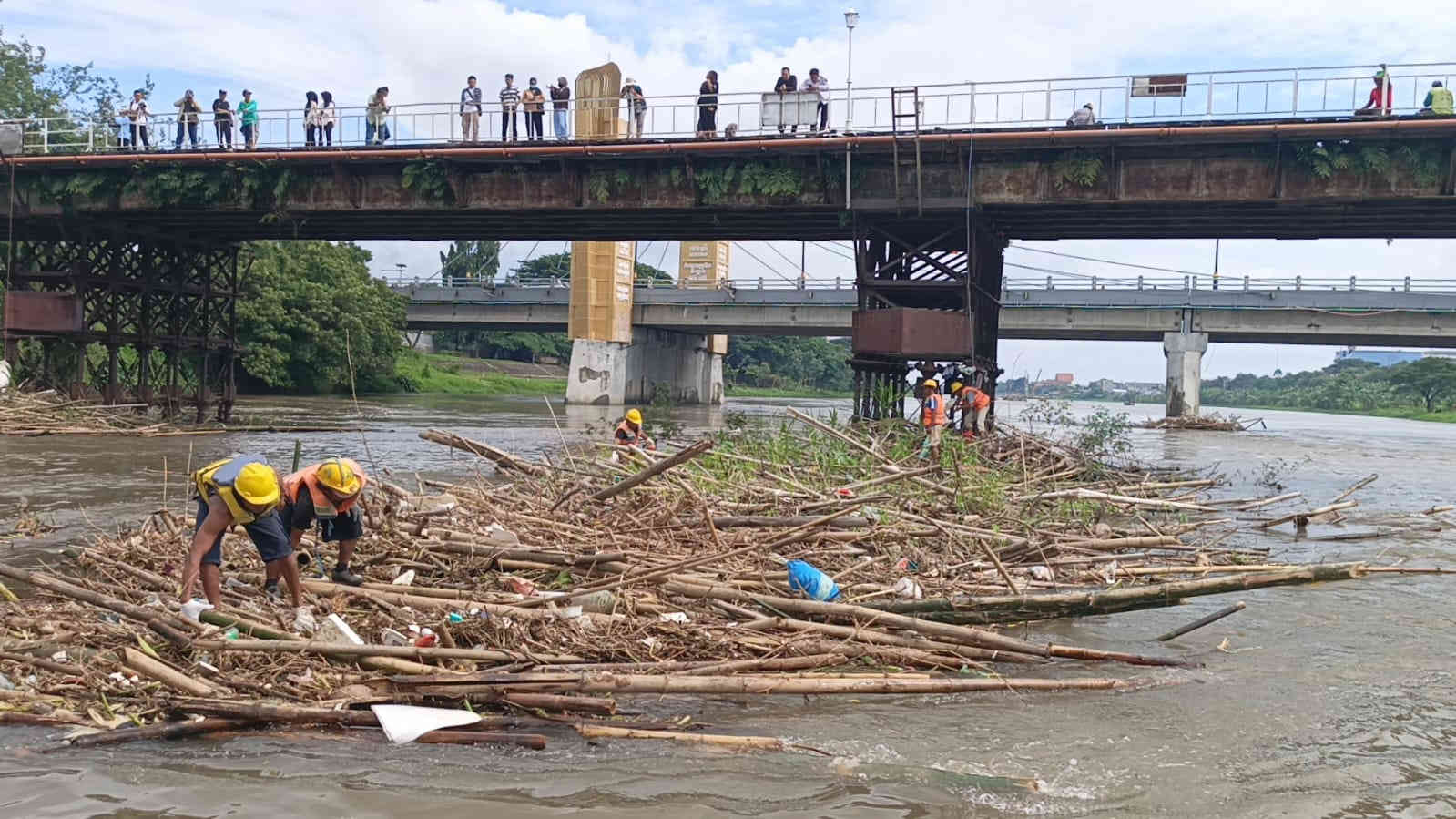 Kondisi Mengkhawatirkan, Pemkot Kediri Bersihkan Jembatan Brantas Lama