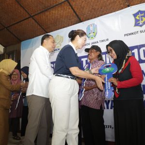 Wali Kota Surabaya Bersama Yayasan Buddha Serahkan 100 Unit Rumah “Merah Putih”
