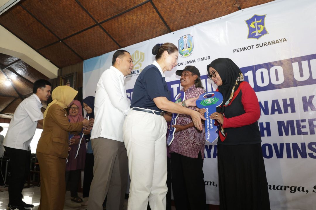 Wali Kota Surabaya Bersama Yayasan Buddha Serahkan 100 Unit Rumah “Merah Putih”