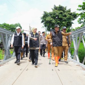 Khofifah Tinjau Banjir Probolinggo, Salurkan Ratusan Paket Sembako dan Petakan Skala Prioritas