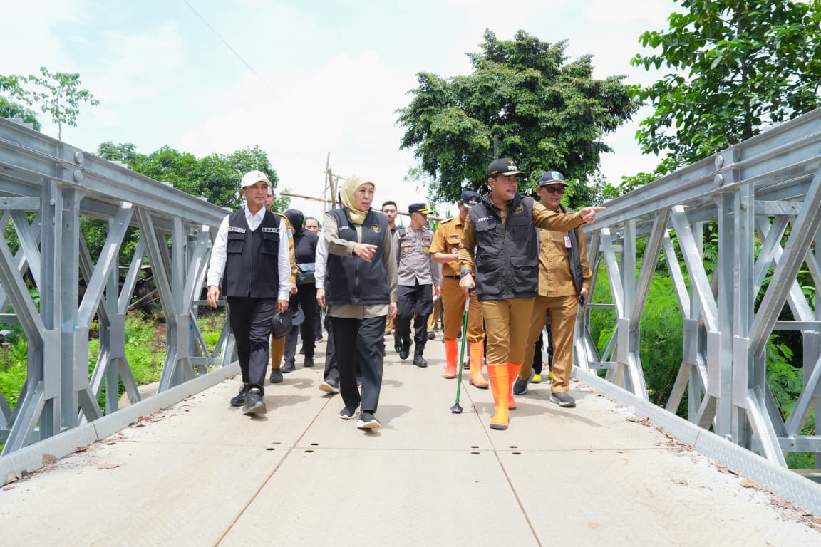 Khofifah Tinjau Banjir Probolinggo, Salurkan Ratusan Paket Sembako dan Petakan Skala Prioritas