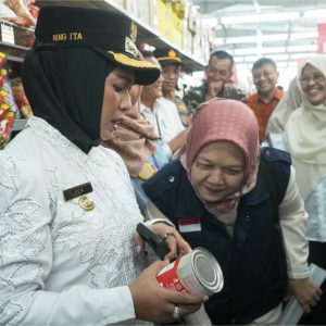 Jelang Idul Fitri Ning Ita Pimpin Sidak Pasar Pastikan Harga dan Keamanan Pangan Terjaga